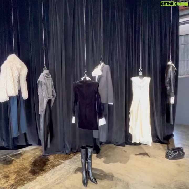 Airi Matsui Instagram - H&M Studio AW23 「Thrill Me(スリル・ミー)」がテーマ ホラー映画のヒロインがインスピレーション🎬 黒の洗練された力強さと 繊細なシルエットが控えめでエレガント🖤 タイプのお洋服ばかりでした✨ クロムフリーレザーやリサイクルメタルなど サステナブルな素材が沢山 今日9/28からH&M新宿店とオンラインで発売中! #hmstudio #エイチアンドエム @hm