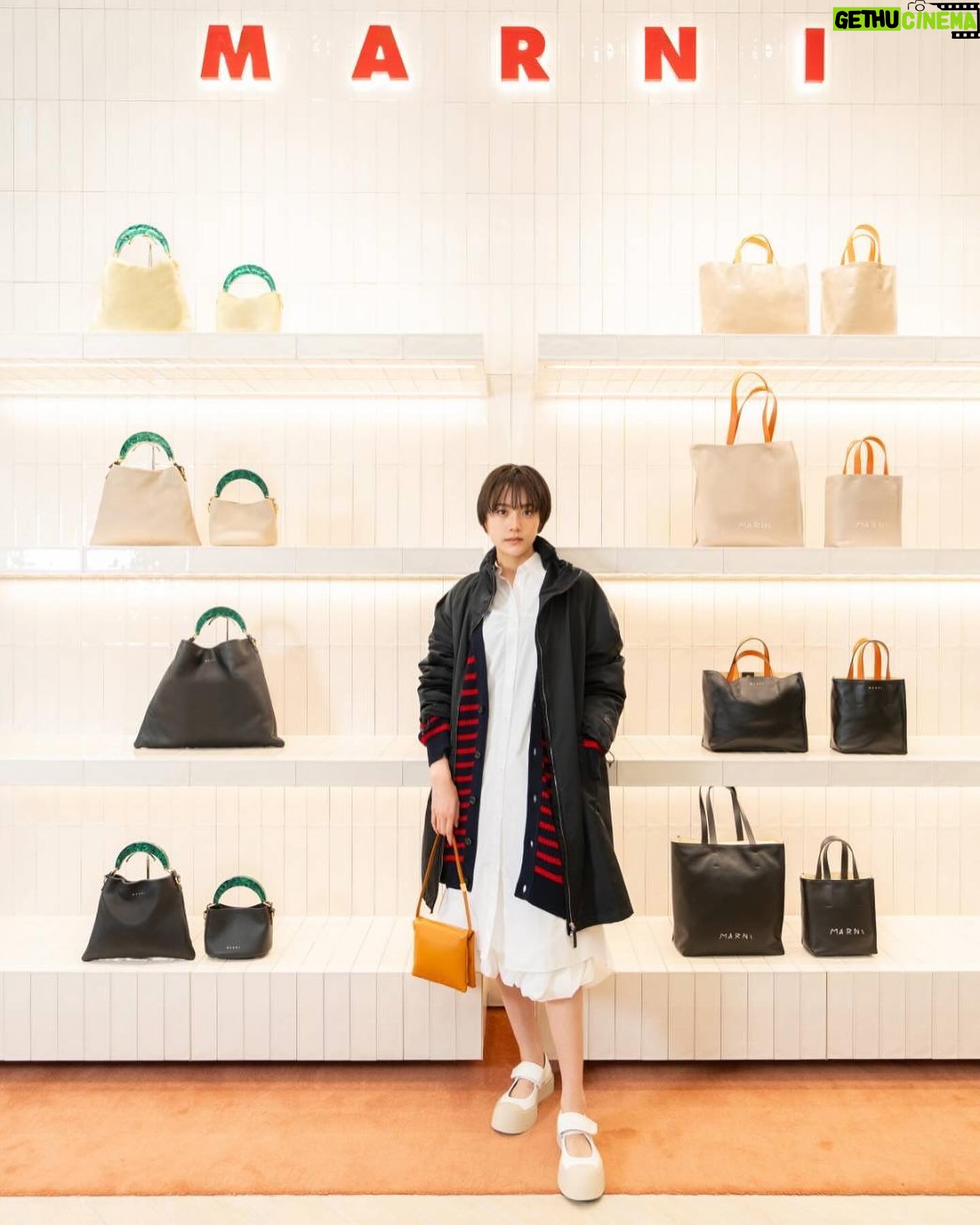 Airi Matsui Instagram - @marni 渋谷スクランブルスクエア3階にて 新しくストアがオープン! クリエイティブ・ディレクターのフランチェスコ・リッソとストアデザインチームによる最新のコンセプトで レディースとメンズの新作コレクションが彩ります! オープンを記念してユニセックスに使用できる 新作の“JANUS”スモールバッグを先行発売! ライムカラーのキャンバス生地にクロスステッチのロゴラベルと インナーのライムと水色のチェック柄がプレイフルなトートバッグ👜 可愛いアイテムばかりでお買い物欲が高まりました💭 皆様もぜひチェックしてね。 #marni