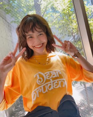 Airi Matsui Instagram - @ginger_magazine 
10月号、発売中です！

カメラマンの @kanbepouty さんと
動き回りながらわちゃわちゃ撮影した日。笑

今月も見てね🧡