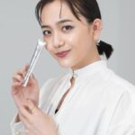 Airi Matsui Instagram - @diorbeauty カプチュール トータルシリーズから ヒアルショットが誕生✨ 美容医療発想でお肌にヒアルロン酸を補充する部分用美容液。 極細な先端が気になる部分に直接チャージしてくれて、 メイクの上からも使えるのがすごい！ 持ち運びやすくて気になった時にすぐ塗れるのがとてもいい🤍 お肌診断もして頂いて、潤いが足りてなかったので、、 日々のケア頑張ります！ 皆様もぜひチェックしてね☺️ @DIOR #カプチュールトータル　 #ヒアルショット　 #ディオールファインジュエリー #SUPPORTEDBYDIOR