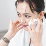 Airi Matsui Instagram - @diorbeauty カプチュール トータルシリーズから ヒアルショットが誕生✨ 美容医療発想でお肌にヒアルロン酸を補充する部分用美容液。 極細な先端が気になる部分に直接チャージしてくれて、 メイクの上からも使えるのがすごい！ 持ち運びやすくて気になった時にすぐ塗れるのがとてもいい🤍 お肌診断もして頂いて、潤いが足りてなかったので、、 日々のケア頑張ります！ 皆様もぜひチェックしてね☺️ @DIOR #カプチュールトータル　 #ヒアルショット　 #ディオールファインジュエリー #SUPPORTEDBYDIOR