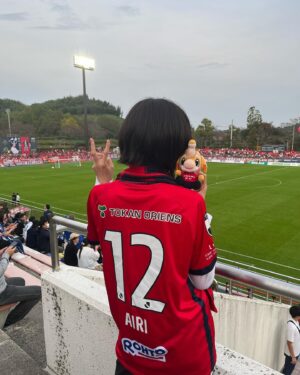 Airi Matsui Instagram - いわきFC × TGC × 福島！
いわきFCホーム最終戦を応援に📣

キッズモデルのみんなも
沢山声を出して応援してました🥹

惜しいシーンが何度もあり
結果は負けてしまいましたが、
J2残留おめでとうございます！！

これからも応援し続けます！

キックインセレモニー緊張した、、！

温かいいわきの皆様、
懐かしすぎる友人、家族にも会えて嬉しい1日でした🤍

やはりサッカー好きだなぁ⚽️