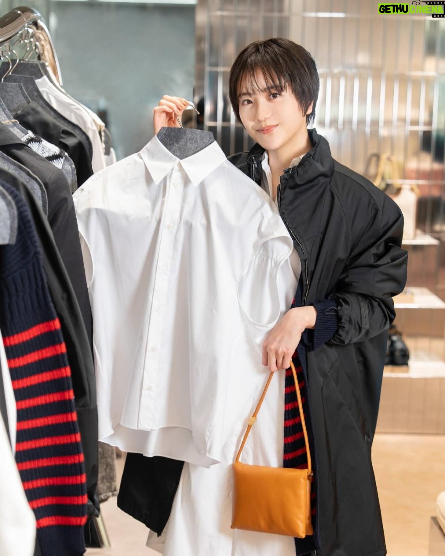 Airi Matsui Instagram - @marni 渋谷スクランブルスクエア3階にて 新しくストアがオープン! クリエイティブ・ディレクターのフランチェスコ・リッソとストアデザインチームによる最新のコンセプトで レディースとメンズの新作コレクションが彩ります! オープンを記念してユニセックスに使用できる 新作の“JANUS”スモールバッグを先行発売! ライムカラーのキャンバス生地にクロスステッチのロゴラベルと インナーのライムと水色のチェック柄がプレイフルなトートバッグ👜 可愛いアイテムばかりでお買い物欲が高まりました💭 皆様もぜひチェックしてね。 #marni