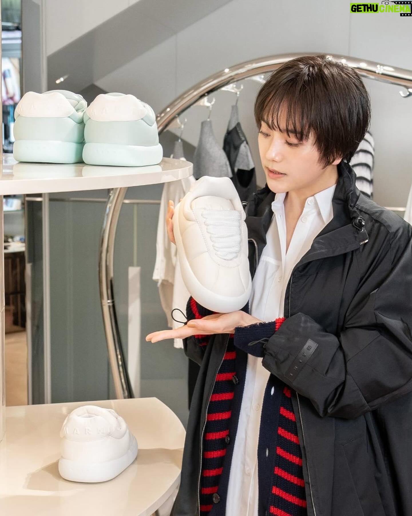 Airi Matsui Instagram - @marni 渋谷スクランブルスクエア3階にて 新しくストアがオープン! クリエイティブ・ディレクターのフランチェスコ・リッソとストアデザインチームによる最新のコンセプトで レディースとメンズの新作コレクションが彩ります! オープンを記念してユニセックスに使用できる 新作の“JANUS”スモールバッグを先行発売! ライムカラーのキャンバス生地にクロスステッチのロゴラベルと インナーのライムと水色のチェック柄がプレイフルなトートバッグ👜 可愛いアイテムばかりでお買い物欲が高まりました💭 皆様もぜひチェックしてね。 #marni