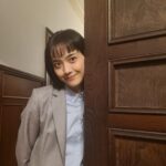 Airi Matsui Instagram – 解禁されました！

連続ドラマW-30
「白暮のクロニクル」
伏木あかり役で出演致します！

作品の世界観、そして神山さん演じる魁とのコンビも皆様お楽しみに…🧛

原作に少しでも近づけるよう
ショートにオン眉、太眉で。

公式Xでのクイズ、当たってる方が結構いて
嬉しくて密かにニヤニヤしてました🫢

今日もとーっても大事なシーンを撮影してます🎬

よしっ、頑張る💪
