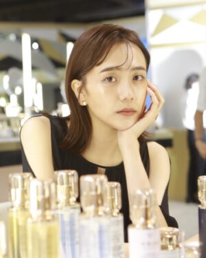 Airi Matsui Instagram - クレ・ド・ポー ボーテ

誕生から10周年を迎える美容液 ル・セラム
『輝きの原点にもどる鍵』POPUPイベントへ。

ル・セラムを実際に体験。
浸透の速さや使った後すぐにうるおって肌のなめらかさを実感できました💎

そして40 年以上も肌細胞研究をしている事や
世界中の女性の為に活動していたり、、
歴史を知る事が出来てとてもわくわくする空間！

8/18〜8/27 事前予約制です！

@cledepeaubeaute
 #クレドポーボーテ
#ルセラム
#細胞からはじまる輝き
#PR
