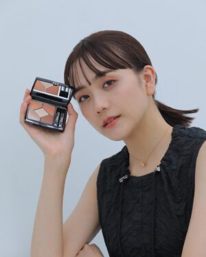 Airi Matsui Instagram - DIORSHOWが新しくリニューアル！
普段から愛用しているのでとても嬉しい🤍

私が使ったシャドウは
サンク クルール 423 アンバーパール

優しいオレンジと上品なラメ感がタイプでした
カーキのマスカラも可愛くて早く使いたい！

アイシャドウ、マスカラ、アイライナー、アイブロウペンシルが更に豊富になって登場するのでぜひチェックしてみてね。

8月18日より発売✨

@diorbeauty 
@dior 
#ディオールショウ 
#DIORSHOW 
#ディオールファインジュエリー
#SupportedbyDior