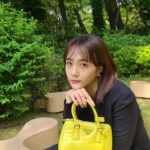 Airi Matsui Instagram - 「PRADA MODE TOKYO」 東京都庭園美術館にて。 建築家でありプラダとも長年コラボレーションをしている妹島和世がキュレーターを務め、建築、庭園、アート、音楽が融合した体験を。 自然に囲まれて天気も良く、とても気持ちよかったです🌞 @prada #PRADAMODE