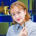 Airi Matsui Instagram - グッチ ホリデー ポップアップイベント 「グッチ ビューティ ウィッシュ」 グッチホリデー限定製品のリップとファンデーションが華やかなレッドを基調にしたパッケージで登場🤍   グッチを象徴するGの文字があしらわれたカラフルな幾何学模様のパッケージが印象的！   アンティーク・ブローチのモチーフをデザインした、 目を引くパッケージのリップ「グッチ ルージュ ドゥ ボーテ ブリアン」はうるおってツヤ仕上がりなので中でもおすすめです💄  可愛くて見るだけで気分が上がるコスメ、 そして素敵な空間に皆様もぜひ行って見てね！ #PR #guccibeauty #GucciBeautyWishes #グッチ #グッチビューティ @Gucci @guccibeauty