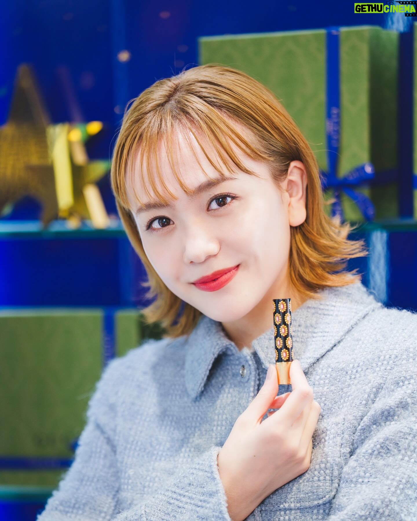 Airi Matsui Instagram - グッチ ホリデー ポップアップイベント
「グッチ ビューティ ウィッシュ」 グッチホリデー限定製品のリップとファンデーションが華やかなレッドを基調にしたパッケージで登場🤍 グッチを象徴するGの文字があしらわれたカラフルな幾何学模様のパッケージが印象的! アンティーク・ブローチのモチーフをデザインした、 目を引くパッケージのリップ「グッチ ルージュ ドゥ ボーテ ブリアン」はうるおってツヤ仕上がりなので中でもおすすめです💄
可愛くて見るだけで気分が上がるコスメ、 そして素敵な空間に皆様もぜひ行って見てね! #PR #guccibeauty #GucciBeautyWishes #グッチ #グッチビューティ @Gucci @guccibeauty
