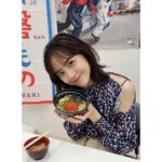 Airi Matsui Instagram - TGC×福島 福島の子どもたちとウォーキングレッスンを。 みんな元気いっぱいで沢山お話しもしてとてもかわいかったです💛 お昼ご飯の常磐ものの海鮮丼も新鮮で美味しかった🐟 それから、伝承館へ初訪問。 スタッフの方から、震災の時のお話を聞きました。 4年ぶりの本開催。 今から本番が楽しみです！！ #ふくしまキッズモデル #本番は7月29日 #お台場冒険王2023 #福島伝承館 #常磐もの