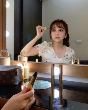 Aisa Senda Instagram - 我的愛用化妝師 @miaomiaomakeup 
每一次請妙妙化妝讓我變美😍

她有一天跟我說她花了兩年多終於做出她滿意的睫毛膏了！一刷就擁有自然纖長的睫毛膏！
具有加黑、增長、速乾、不暈染的效果！

我工作滿檔的時候不接睫毛，都靠睫毛膏，所以好用的睫毛膏真的好重要💚一定要根根分明，自然又讓眼睛有神
（絕對不允許睫毛上一塊塊的睫毛膏）

只需這隻 就能輕鬆擁有長濃翹的完美睫毛

#妝苑妙妙睫毛膏 
🔗 https://reurl.cc/1GprED