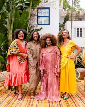 Aisha Jambo Instagram - O Especial Mulher Negra 2023, no canal E! (@eonlinebrasil), vai ao ar no dia 25 de julho, data instituída para homenagear a líder quilombola Tereza de Benguela - e para rememorar a luta das mulheres negras, latinas e caribenhas - e ninguém melhor que outro ícone da resistência negra do nosso país a atriz, cantora e ativista, Zezé Motta, que é considerada representante da cultura preta, principalmente entre as mulheres. Nesta edição, a multiartista continua à frente do especial que ganha reforço nessa terceira edição, no canal. A apresentação é de Luana Xavier ( @luaxavier ) e Aisha Jambo 👊🏾🙋🏾‍♀️, a convidada desta edição é a cantora Iza (@iza ), eleita uma das "Líderes da Próxima Geração" pela revista americana Time, pelo seu impacto racial e social na América Latina.

Não percam!
Assistam ao E! Claro 550 | Sky 491 | Vivo 626

#zezemotta #mulheresnegras #julhodaspretas #25dejulho #diadamulhernegra #canalE #aishajambo

Stylist: Mari Bruxa @maribruxa_
Assistente Styling: Franklin Dalua @_dalua__
Produção de Moda: Núrya Boni @nuryaboni
Make @alexxpalmeiraa
Vestido: @angelabritobrand
Brinco: @camilaforti.joias 
Anéis: @camilaforti.joias