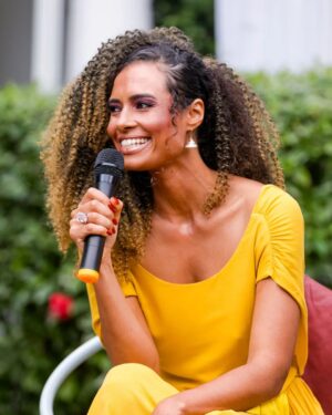 Aisha Jambo Instagram - Hoje, 25 de julho, é o Dia da Mulher Negra Latino Americana e Caribenha, essa data reforça a luta histórica das mulheres negras por sobrevivência em uma sociedade estruturalmente  racista, misógina, machista, e nos faz refletir sobre a vida dessas mulheres. 

A data de hoje é uma conquista para todas nós. Iremos celebrar neste 25 de julho com o #EspecialMulherNegra logo mais, às 20h30 no canal @eonlinebrasil 
Estou aqui para convidar vocês e dizer que o programa está incrível, nos vemos logo mais, não percam!

Uma alegria imensa participar da realização do programa em homenagem a nossa rainha @zezemotta

Um agradecimento especial ao idealizador @viniciusbelo 

Stylist: Mari Bruxa @maribruxa_
Assistente Styling: Franklin Dalua @_dalua__
Produção de Moda: Núrya Boni @nuryaboni
Make @alexxpalmeiraa
Vestido: @angelabritobrand
Brinco: @camilaforti.joias 
Anéis: @camilaforti.joias

 Assistam ao E! Claro 550 | Sky 491 | Vivo 626

#zezemotta #mulheresnegras #julhodaspretas #25dejulho #diadamulhernegra #canalE #aishajambo