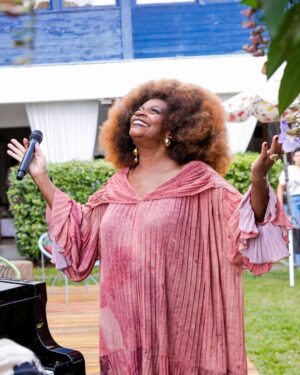 Aisha Jambo Instagram - Hoje, 25 de julho, é o Dia da Mulher Negra Latino Americana e Caribenha, essa data reforça a luta histórica das mulheres negras por sobrevivência em uma sociedade estruturalmente  racista, misógina, machista, e nos faz refletir sobre a vida dessas mulheres. 

A data de hoje é uma conquista para todas nós. Iremos celebrar neste 25 de julho com o #EspecialMulherNegra logo mais, às 20h30 no canal @eonlinebrasil 
Estou aqui para convidar vocês e dizer que o programa está incrível, nos vemos logo mais, não percam!

Uma alegria imensa participar da realização do programa em homenagem a nossa rainha @zezemotta

Um agradecimento especial ao idealizador @viniciusbelo 

Stylist: Mari Bruxa @maribruxa_
Assistente Styling: Franklin Dalua @_dalua__
Produção de Moda: Núrya Boni @nuryaboni
Make @alexxpalmeiraa
Vestido: @angelabritobrand
Brinco: @camilaforti.joias 
Anéis: @camilaforti.joias

 Assistam ao E! Claro 550 | Sky 491 | Vivo 626

#zezemotta #mulheresnegras #julhodaspretas #25dejulho #diadamulhernegra #canalE #aishajambo