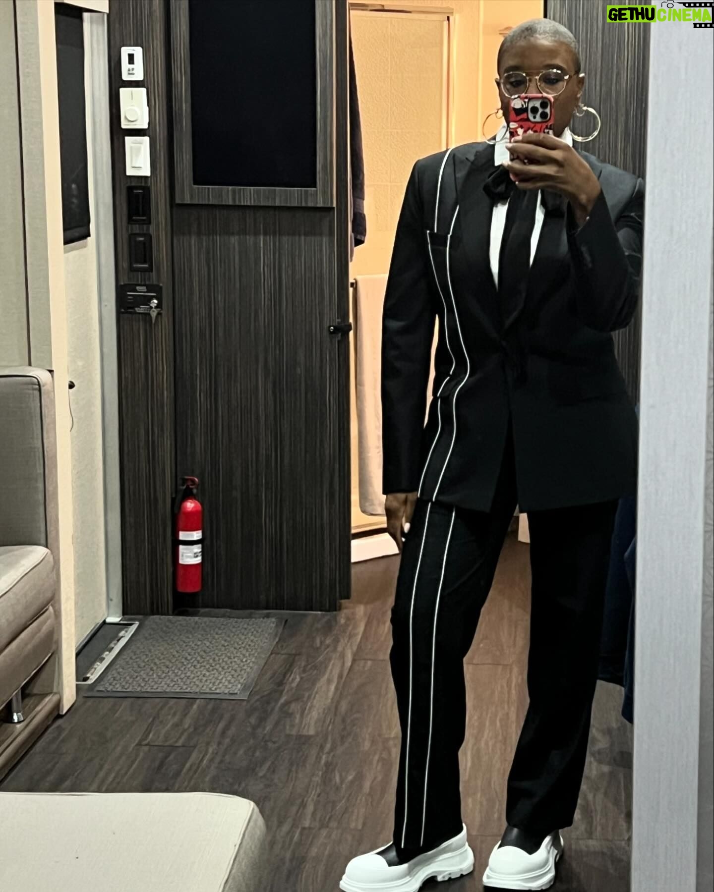 Aisha Hinds - 32.5K Likes - •| W I T H • L O V E |• @911onabc
Thank you for all the love during last night’s episode of #911onABC. Looking forward to continuing the LOVEfest once we return with the second half of the season in a few weeks. For anyone who is behind, catch up on @hulu. See you soon!!!