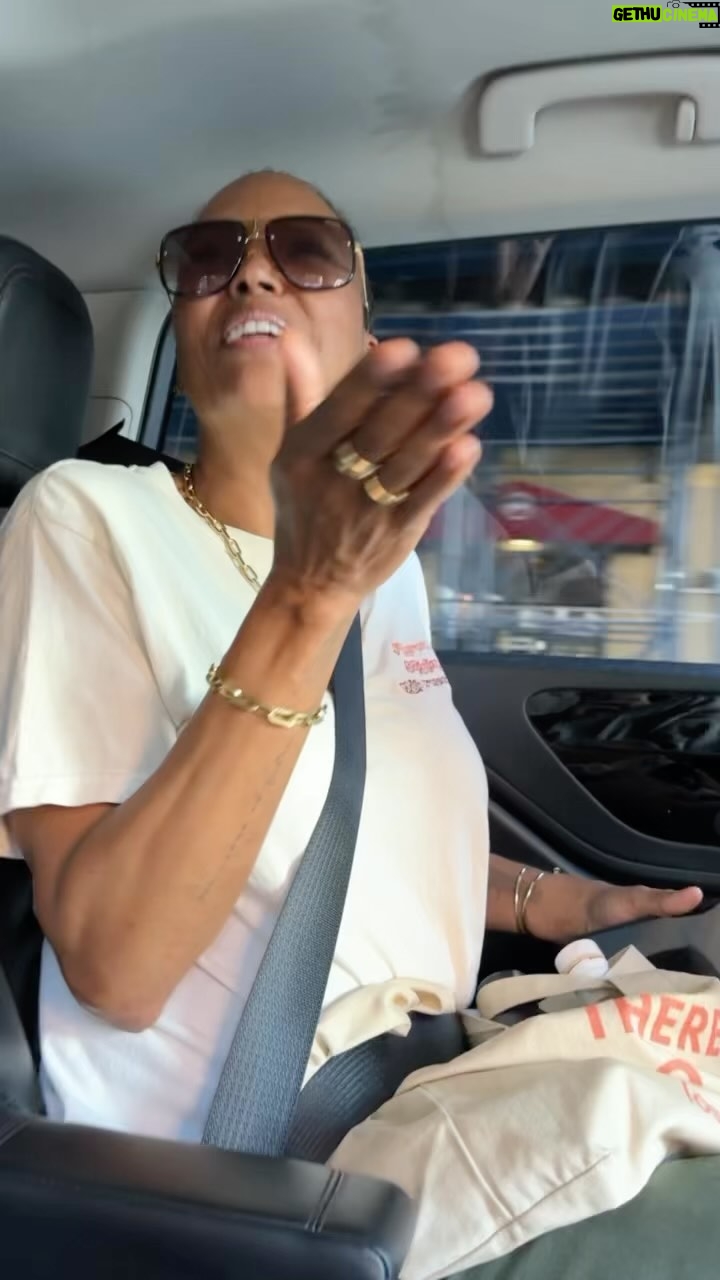 Aisha Tyler Instagram - Gluten is not in EVERYTHING, bro. Next you’ll be asking for gluten-free water and sugar-free air. Stop. Just stop it. PS there are no fingernails in wine — that I know of — but for reals they use fish guts 🐟 PPS losophẽ’s tequila is 100% blue Weber agave, organic, and yes dude, totally gluten-free.