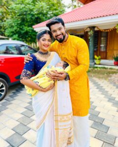 Aishwarya Ramsai Instagram - First family pic❤️😍onam akosham with our kunju vava.. : #actress #aishwaryaramsai #naleefgea #kiyani #kunjuvava #mounaragam