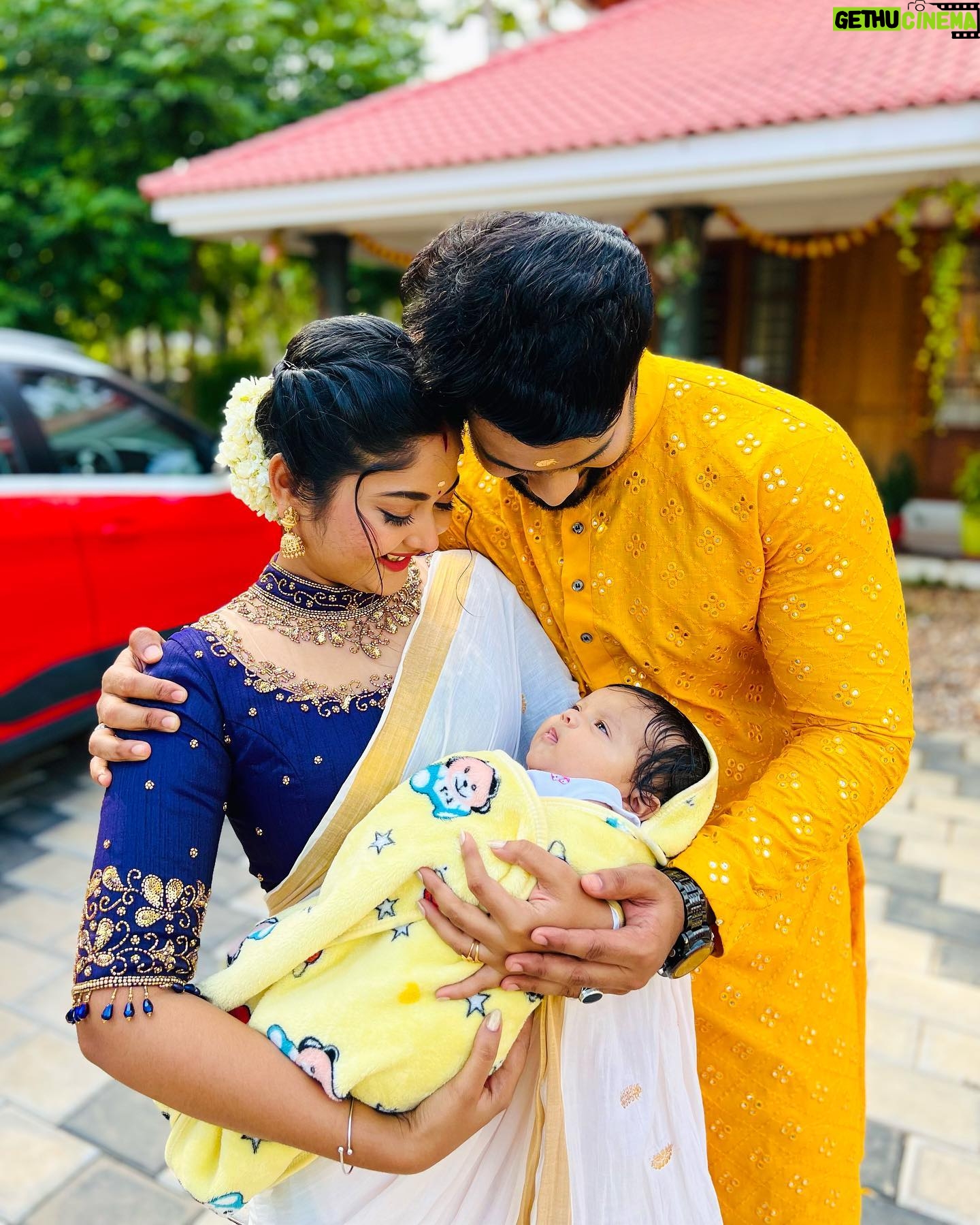 Aishwarya Ramsai - 199.4K Likes - First family pic❤️😍onam akosham with our kunju vava..
:
#actress #aishwaryaramsai #naleefgea #kiyani #kunjuvava #mounaragam