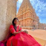 Aishwarya Ramsai Instagram - 🛕தஞ்சாவூர் பெரிய கோவில் 😍 : #actress #aishwaryaramsai #temple #pics #yathra #shivantemple #thanjavurperiyakovil #rajarajachozhan #history #bekind #staysafe