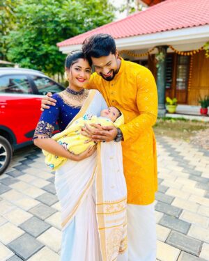 Aishwarya Ramsai Instagram - First family pic❤️😍onam akosham with our kunju vava..
:
#actress #aishwaryaramsai #naleefgea #kiyani #kunjuvava #mounaragam