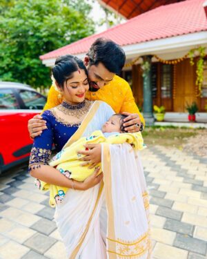 Aishwarya Ramsai Instagram - First family pic❤️😍onam akosham with our kunju vava..
:
#actress #aishwaryaramsai #naleefgea #kiyani #kunjuvava #mounaragam