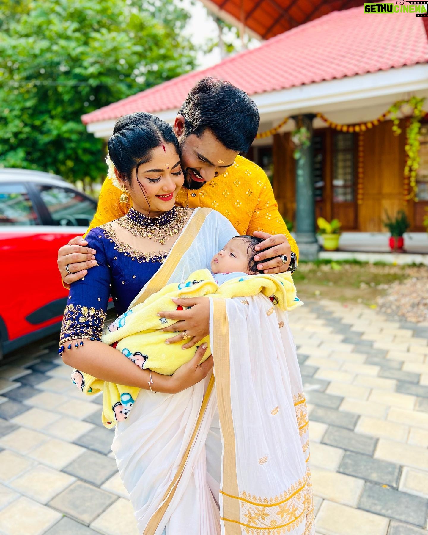 Aishwarya Ramsai - 199.4K Likes - First family pic❤️😍onam akosham with our kunju vava..
:
#actress #aishwaryaramsai #naleefgea #kiyani #kunjuvava #mounaragam