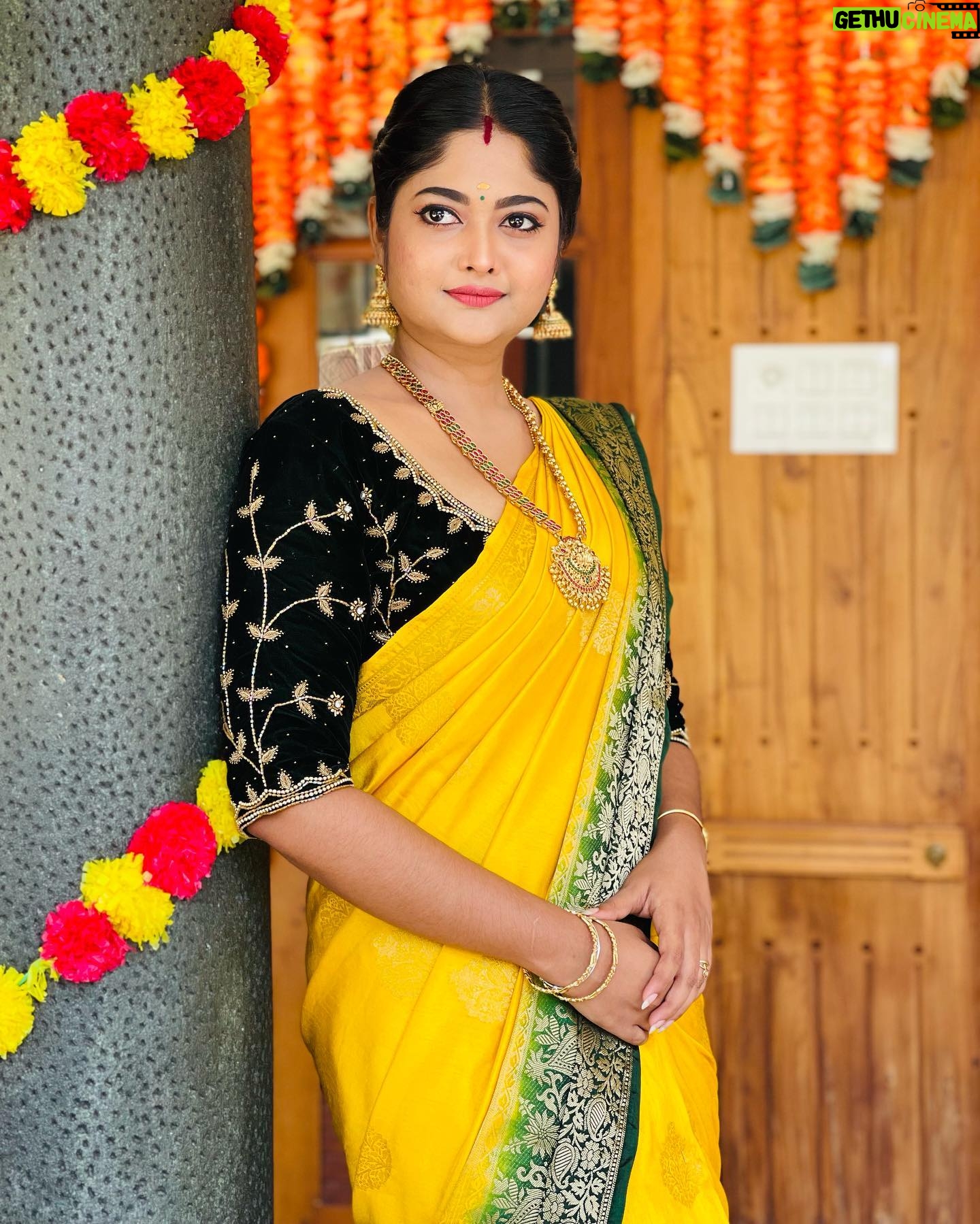 Aishwarya Ramsai - 12.2K Likes - ✨Do what makes your soul shine
:
Beautiful saree by @manasi_boutique_21 😍
Blouse design by @devanshi_designer_boutique 🥰
Ornaments by @canisaperidot ❤️
:
#actress #aishwaryaramsai #bekind #staysafe