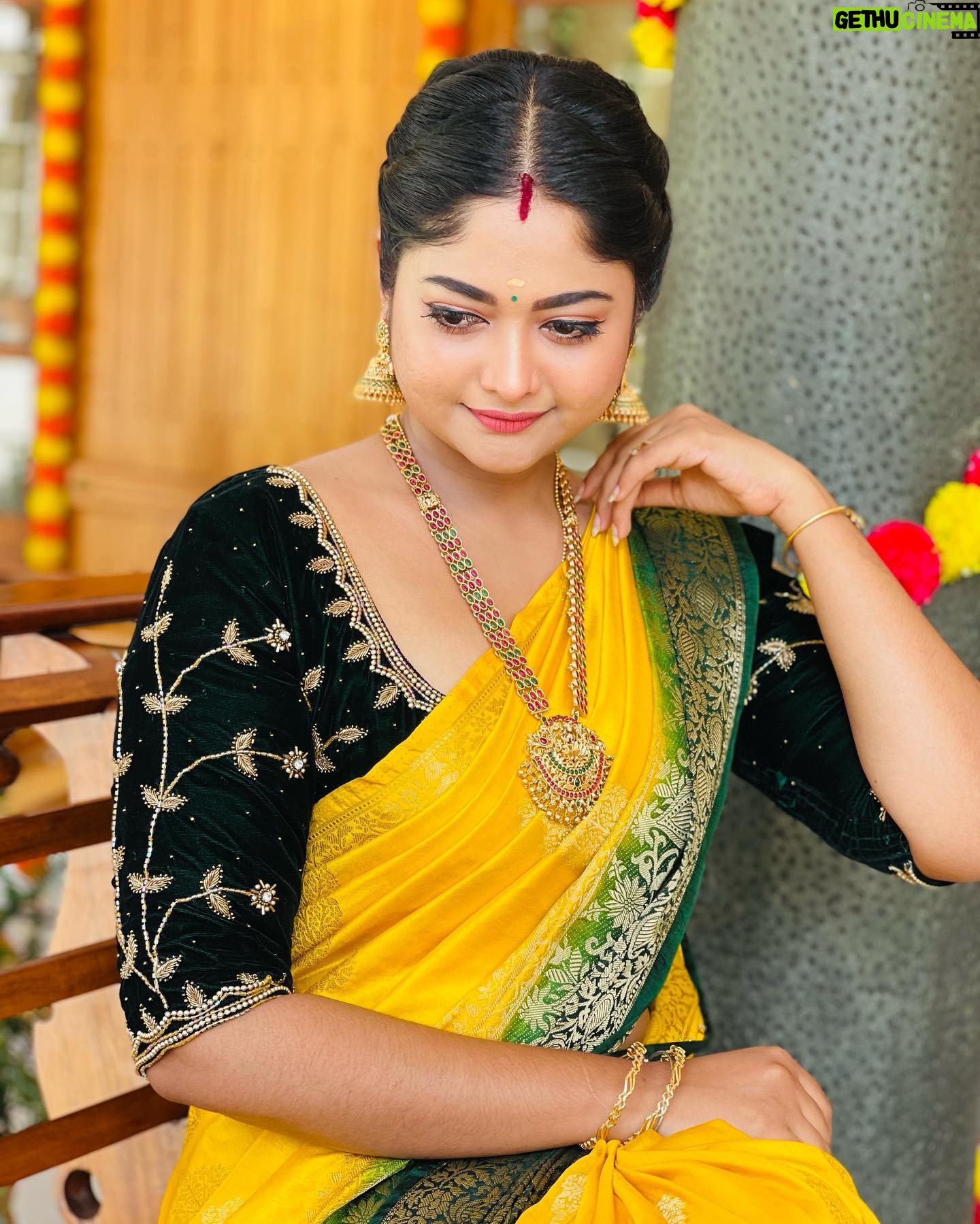 Aishwarya Ramsai - 12.2K Likes - ✨Do what makes your soul shine
:
Beautiful saree by @manasi_boutique_21 😍
Blouse design by @devanshi_designer_boutique 🥰
Ornaments by @canisaperidot ❤️
:
#actress #aishwaryaramsai #bekind #staysafe