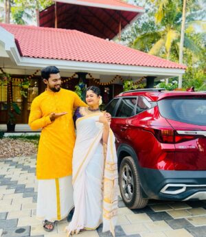 Aishwarya Ramsai Instagram - Happy onam🌺🌸🌼…
 ❤️with love kiyani🥰❤️

:
#actress #aishwaryaramsai #naleefgea #mounaragam #kiyani #bekind #staysafe