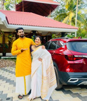 Aishwarya Ramsai Instagram - Happy onam🌺🌸🌼…
 ❤️with love kiyani🥰❤️

:
#actress #aishwaryaramsai #naleefgea #mounaragam #kiyani #bekind #staysafe