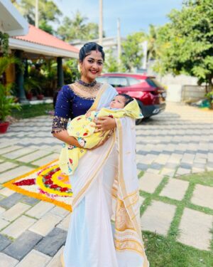 Aishwarya Ramsai Instagram - ഓണാശംസകൾ🌼🌸

:
Blouse ~ @fab.d.studio 
:
#actress #aishwaryaramsai #mounaragam #bekind #staysafe