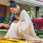 Aishwarya Ramsai Instagram - ഓണാശംസകൾ🌼🌸 : Blouse ~ @fab.d.studio : #actress #aishwaryaramsai #mounaragam #bekind #staysafe