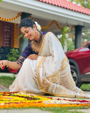Aishwarya Ramsai Instagram - ഓണാശംസകൾ🌼🌸

:
Blouse ~ @fab.d.studio 
:
#actress #aishwaryaramsai #mounaragam #bekind #staysafe
