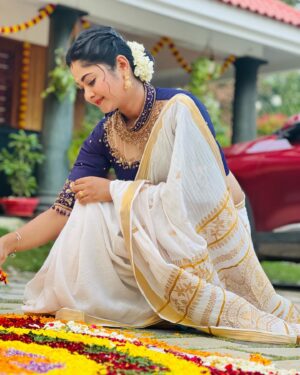 Aishwarya Ramsai Instagram - ഓണാശംസകൾ🌼🌸

:
Blouse ~ @fab.d.studio 
:
#actress #aishwaryaramsai #mounaragam #bekind #staysafe