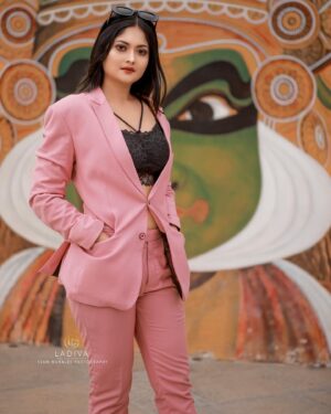 Aishwarya Ramsai Instagram - Stay confident in what you have because every lady has her own gorgeous side😎
:
Makeup : @ladiva_hair_makeup @peechuz1991 
Costume: @groomsweddinghub 
Clicking: @syam_muralee_photography 
:
#actress #aishwaryaramsai #bekind #staysafe