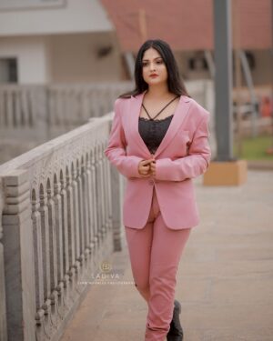 Aishwarya Ramsai Instagram - Stay confident in what you have because every lady has her own gorgeous side😎
:
Makeup : @ladiva_hair_makeup @peechuz1991 
Costume: @groomsweddinghub 
Clicking: @syam_muralee_photography 
:
#actress #aishwaryaramsai #bekind #staysafe