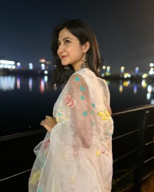 Aishwarya Sen Instagram - Meri shayari mai kaun hai? 

Tu hi hai 🤍

#smile #hope #happy #traditional