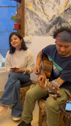 Aishwarya Sen Instagram - Music is what feeling sounds like!!!!
#worldmusicday #happyworldmusicday 🎤🎼

@cafe_chowtari_darjeeling 💕

#happy #singing #songs #music #love #mountain #peace #darjeeling