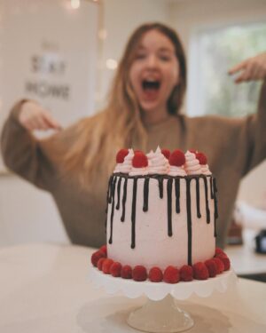 Aislinn Paul Instagram - IT'S MY BIRTHDAY CAKE! (8 year old me would be dying right now) and yes, my birthday IS all of March, it's a new tradition. ✨🍰
Also we can pretend it's a cake celebrating 100k? Thanks for following 🤗