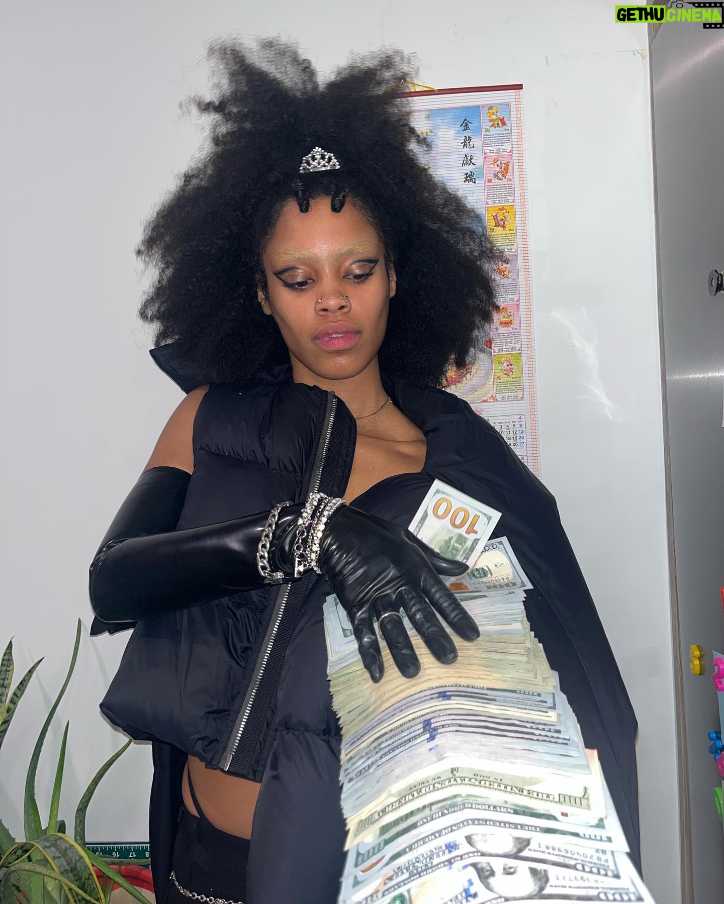 Ajani Russell - 2.4K Likes - thank you for all the birthday wishes į¦(ò_óĖ)ᤠik it was last weekend but the post comes second to experiencing it
Everyone that celebrated me and celebrated WITH me- I feel so very loved šš«āØšŗš¾ (I have been going through all my messages the past week responding to every single one- if you havenāt gotten one yet ITS COMING!š«¶š¾) Hereās to my family!!!! more standing on business, integrity, focus, lil treats, hugs and cunty Lewks š