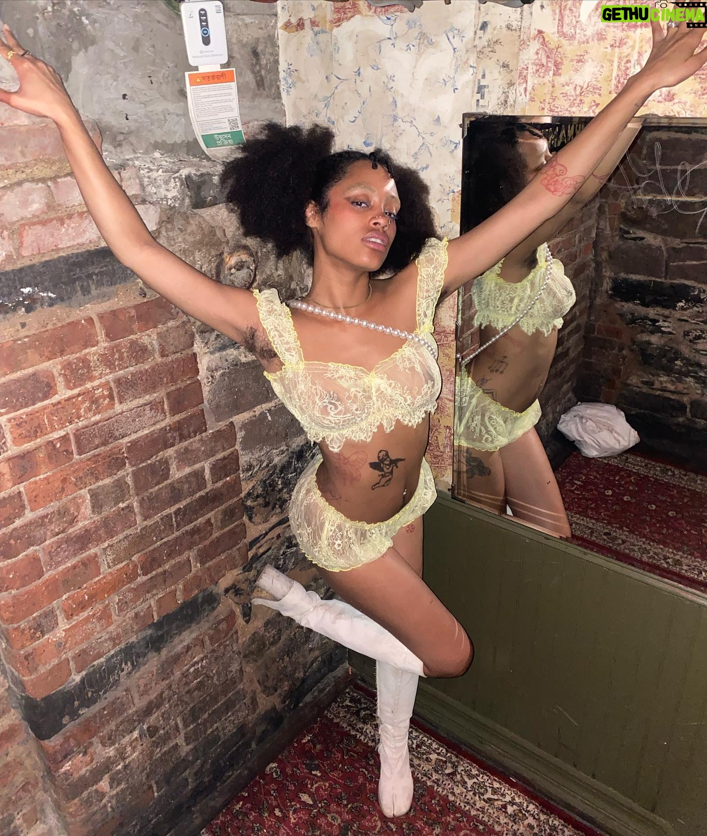 Ajani Russell - 2.2K Likes - This is way too many photos but I felt cute so you gone see them all :3 š¼āØāļøšš