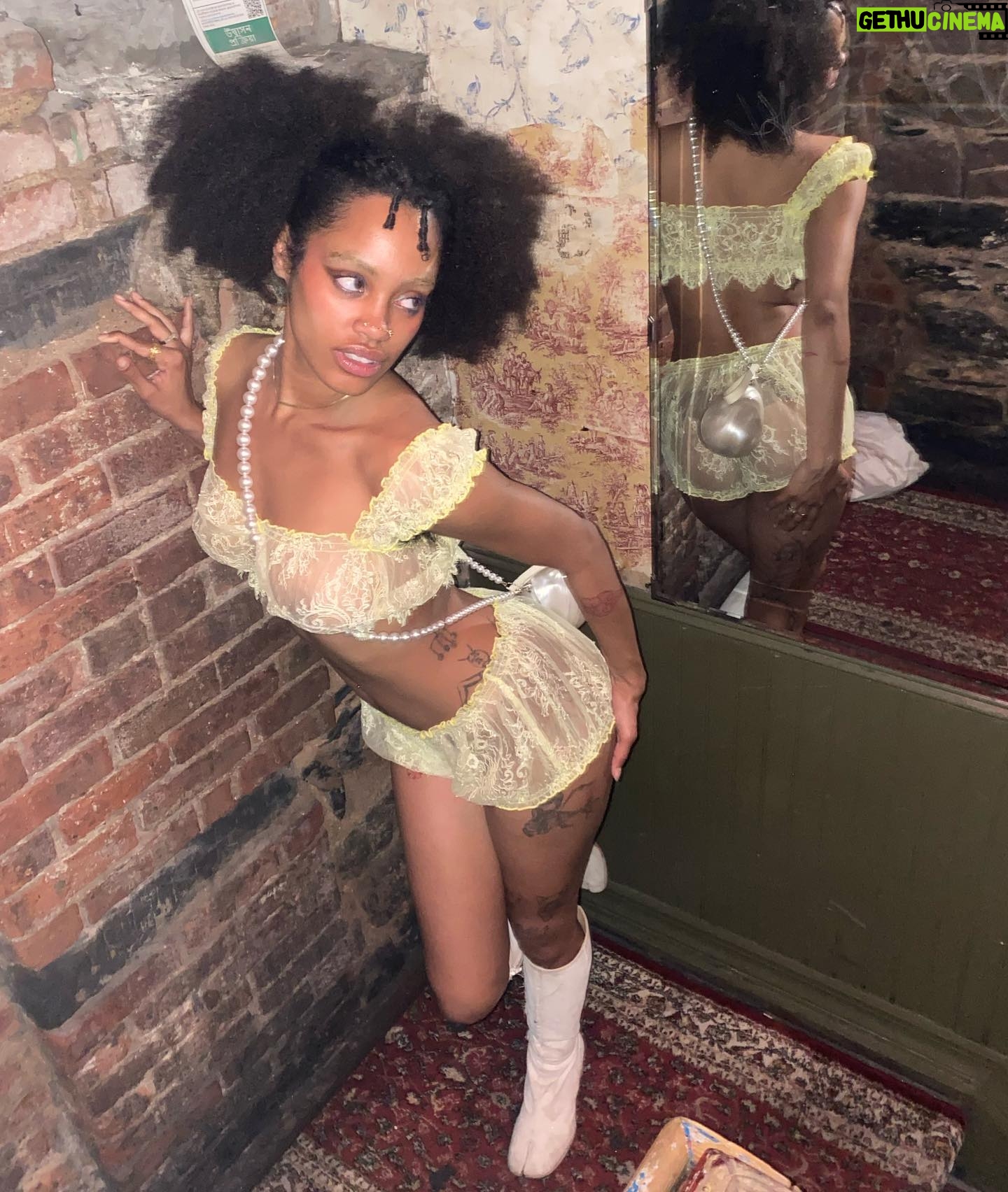 Ajani Russell - 2.2K Likes - This is way too many photos but I felt cute so you gone see them all :3 š¼āØāļøšš
