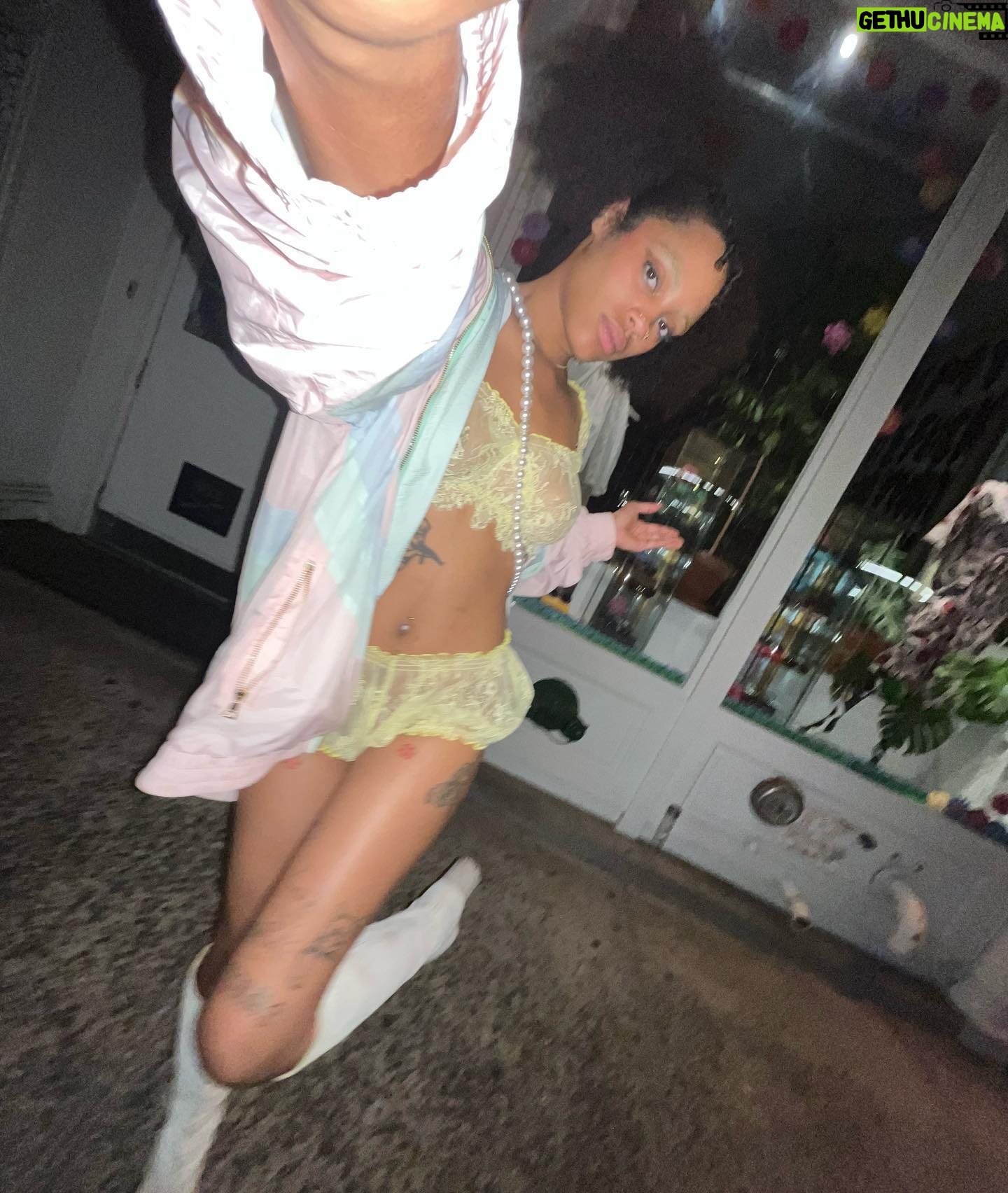 Ajani Russell - 2.2K Likes - This is way too many photos but I felt cute so you gone see them all :3 š¼āØāļøšš