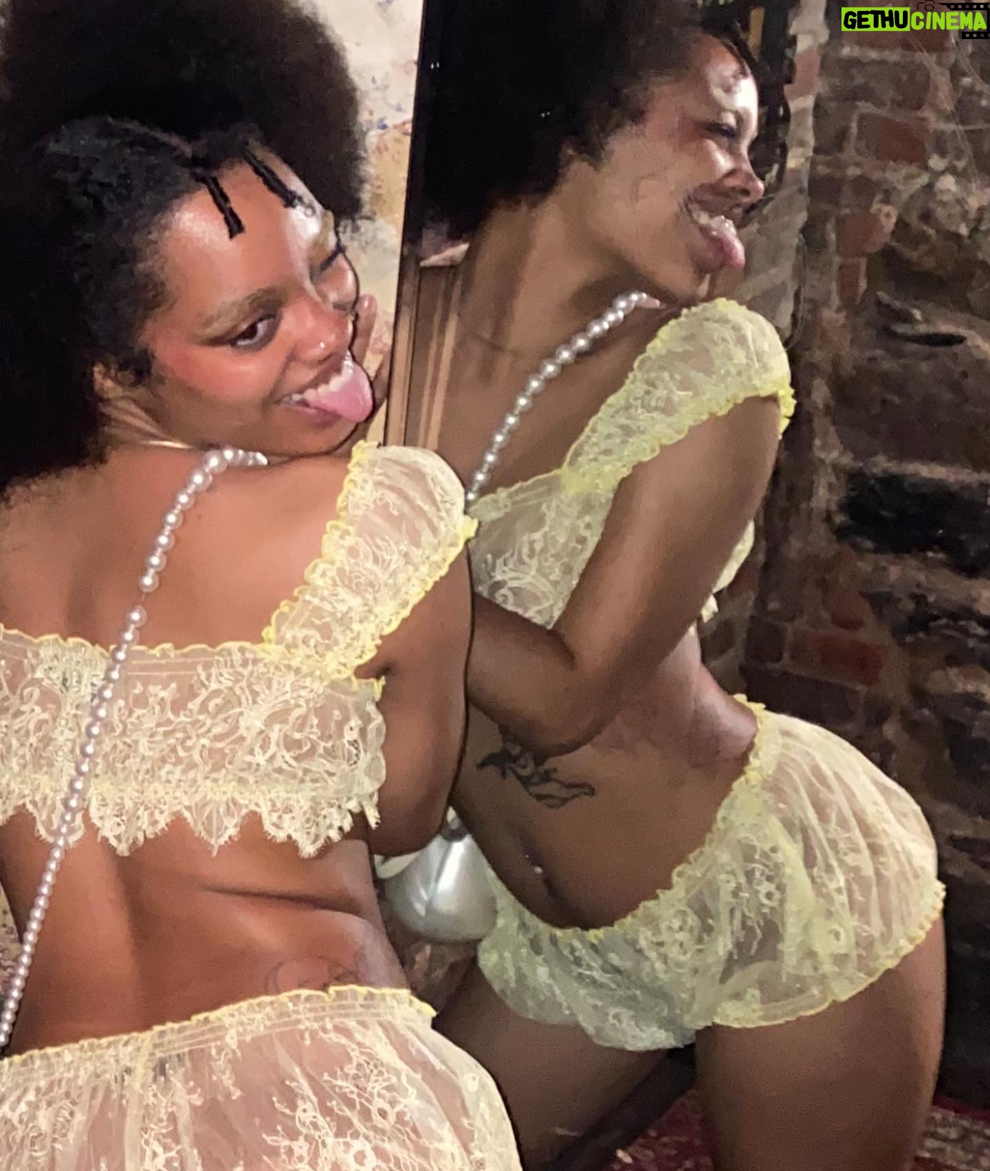 Ajani Russell - 2.2K Likes - This is way too many photos but I felt cute so you gone see them all :3 š¼āØāļøšš