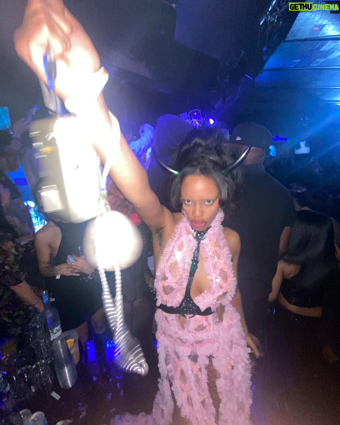 Ajani Russell - 3.6K Likes - Itās giving afters..
Met gala Monday never disappoints š