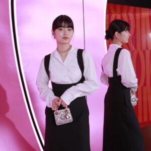 Aju Makita Instagram - ☺︎
｢ミスディオール展覧会 ある女性の物語｣
普段から香水やヘアミストを愛用しているので
Diorの歴史を知ることができて楽しかった〜🌷
6/16(日)~7/15(月)
東京六本木ミュージアムにて開催🐝
皆様もぜひ💭

@eriko_yamaguchi_ 
 #pr  #ミスディオール展覧会  #missdior 
 #supportedbydior