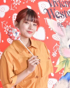 Aju Makita Instagram - ☺︎⁡
かわいい🐰
@viviennewestwoodjapan⁡
⁡ #VWArtLover