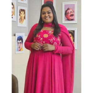 Akalya Venkatesan Instagram - Beautiful outfit 😘😋❤️💓

Party wear under 2000

Pinky pinky party wear full flair anarkali with designer yoke. Can be customized as crop top and skirt and complete size customisation is available.. 

Grab this at just 1899