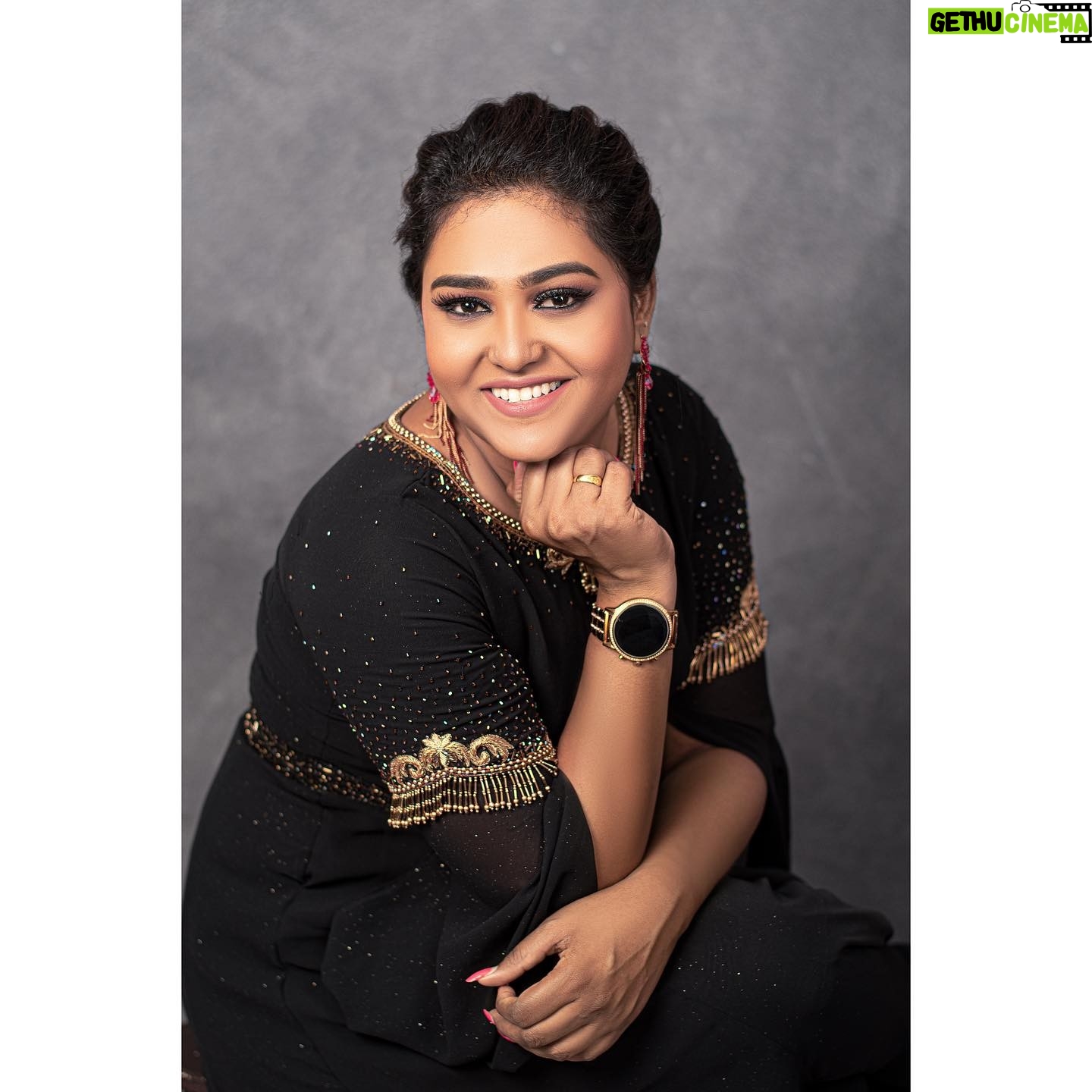 Akalya Venkatesan Instagram - On the auspicious day of bhogi, may your future be as bright as sun shine, and bring you prosperity in your life😍❤️ Outfits: @labelrae Stylist: @keziah_costume_stylist Photographer: @evidencemaker Mua: @arithaarambridalstudio